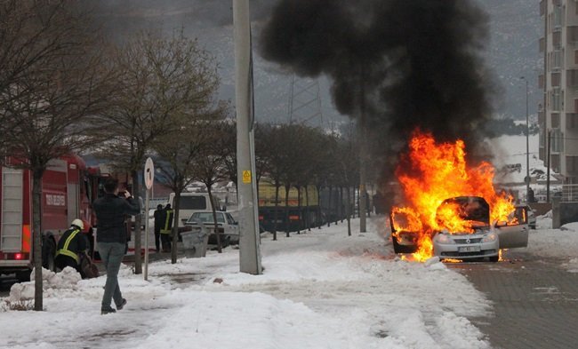 KASTAMONU’NUN TOSYA İLÇESİNDE SEYİR HALİNDEYKEN BİRDEN ALEV ALAN OTOMOBİL YANARAK HURDAYA DÖNÜŞÜRKEN, SÜRÜCÜ SON ANDA ARAÇTAN İNEREK CANINI KURTARDI. (SEDAT AĞACIKOĞLU/KASTAMONU-İHA)