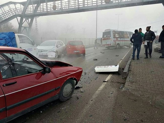 BARTIN'DA SİS VE AŞIRI BUZLANMA DOLAYISIYLA BUZ PİSTİNE DÖNEN YOLLARDA ONLARCA ARAÇ BİRBİRİNE GİRDİ. (MUSTAFA KURT/BARTIN-İHA)
