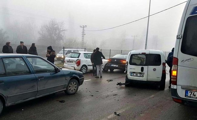 BARTIN'DA SİS VE AŞIRI BUZLANMA DOLAYISIYLA BUZ PİSTİNE DÖNEN YOLLARDA ONLARCA ARAÇ BİRBİRİNE GİRDİ. (MUSTAFA KURT/BARTIN-İHA)
