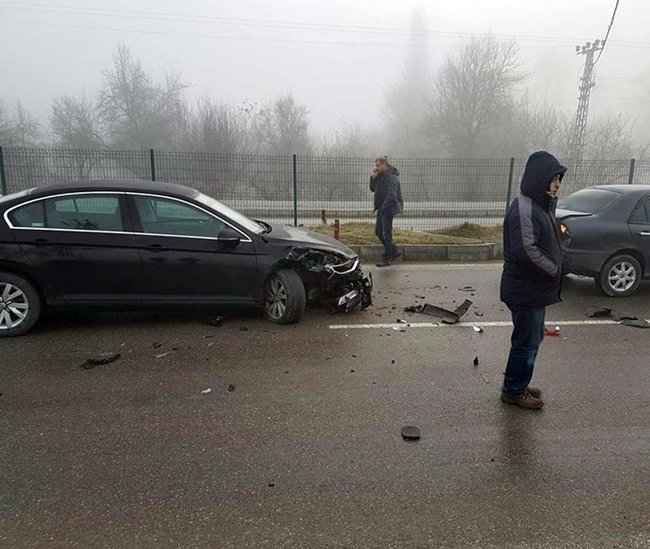 BARTIN'DA SİS VE AŞIRI BUZLANMA DOLAYISIYLA BUZ PİSTİNE DÖNEN YOLLARDA ONLARCA ARAÇ BİRBİRİNE GİRDİ. (MUSTAFA KURT/BARTIN-İHA)