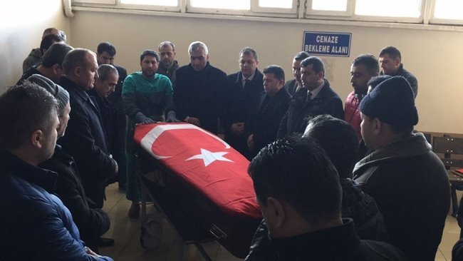 ATATÜRK DEVLET HASTANESİ MORGUNA GELEN GENEL MADEN İŞÇİLERİ SENDİKASI GENEL BAŞKANI AHMET DEMİRCİ VE SENDİKA YÖNETİCİLERİ MADENCİNİN YAKINLARINA BAŞSAĞLIĞI DİLEDİ. (ONUR ALTINDAĞ - SERTAÇ ÖZDEMİR/ZONGULDAK-İHA)