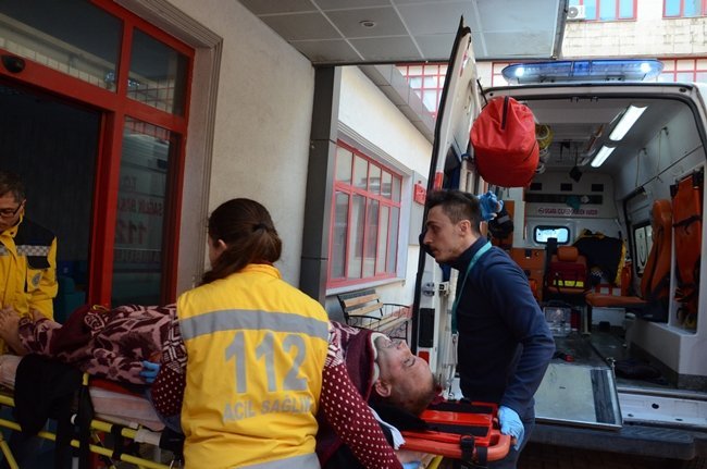 ZONGULDAK’TA HASTANE DÖNÜŞÜ 25 METREDEN DEREYE UÇAN OTOMOBİLDEKİ GENÇ ÇİFT YARALANDI. FECİ KAZADA TERS DÖNEN OTOMOBİL KAYALIKLARDA DURABİLDİ. GENÇ ÇİFT ŞANS ESERİ KAZADAN YARALI KURTULDU. (ONUR ALTINDAĞ/ZONGULDAK-İHA)