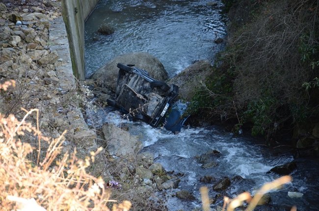 ZONGULDAK’TA HASTANE DÖNÜŞÜ 25 METREDEN DEREYE UÇAN OTOMOBİLDEKİ GENÇ ÇİFT YARALANDI. FECİ KAZADA TERS DÖNEN OTOMOBİL KAYALIKLARDA DURABİLDİ. GENÇ ÇİFT ŞANS ESERİ KAZADAN YARALI KURTULDU. (ONUR ALTINDAĞ/ZONGULDAK-İHA)