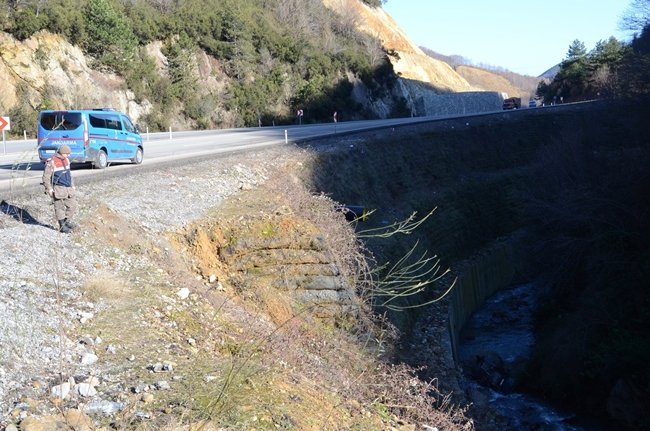 ZONGULDAK’TA HASTANE DÖNÜŞÜ 25 METREDEN DEREYE UÇAN OTOMOBİLDEKİ GENÇ ÇİFT YARALANDI. FECİ KAZADA TERS DÖNEN OTOMOBİL KAYALIKLARDA DURABİLDİ. GENÇ ÇİFT ŞANS ESERİ KAZADAN YARALI KURTULDU. (ONUR ALTINDAĞ/ZONGULDAK-İHA)