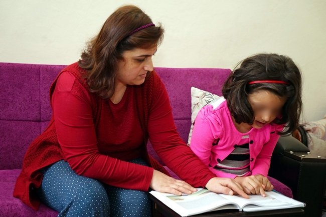 KASTAMONU’DA YILBAŞI GECESİ İÇİN BEDAVA DAĞITILAN PASTANIN İÇERİSİNDEN ÇIKTIĞI İLERİ SÜRÜLEN RAPTİYE, 9 YAŞINDAKİ D.Y.'NİN BOĞAZINA TAKILDI. (İHA/KASTAMONU-İHA)