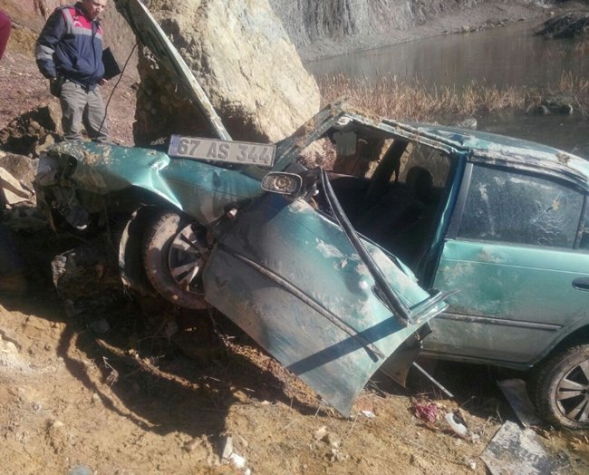 ZONGULDAK'IN DEVREK İLÇESİNDE KONTROLDEN ÇIKAN BİR OTOMOBİL ŞARAMPOLE YUVARLANDI. KAZADA ARAÇ HURDAYA DÖNDÜ. (FİKRİ ERDEM/ZONGULDAK-İHA)