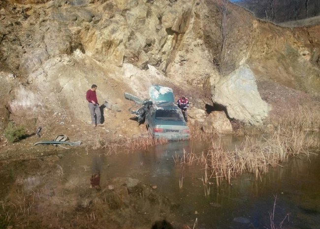 ZONGULDAK'IN DEVREK İLÇESİNDE KONTROLDEN ÇIKAN BİR OTOMOBİL ŞARAMPOLE YUVARLANDI. (FİKRİ ERDEM/ZONGULDAK-İHA)