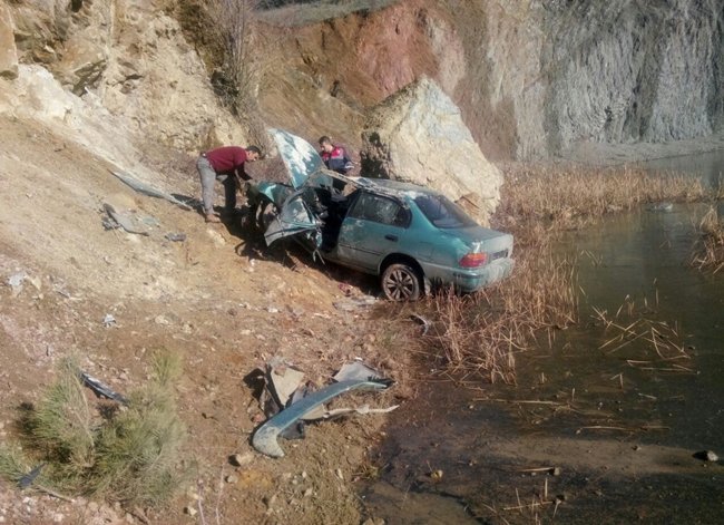 ZONGULDAK'IN DEVREK İLÇESİNDE KONTROLDEN ÇIKAN BİR OTOMOBİL ŞARAMPOLE YUVARLANDI. KAZADA ARAÇ KULLANILAMAZ HALE GELDİ. (FİKRİ ERDEM/ZONGULDAK-İHA)