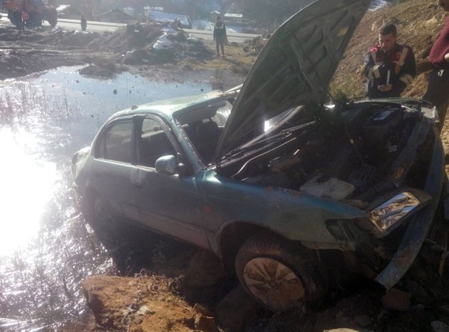 ZONGULDAK'IN DEVREK İLÇESİNDE KONTROLDEN ÇIKAN BİR OTOMOBİL ŞARAMPOLE YUVARLANDI. (FİKRİ ERDEM/ZONGULDAK-İHA)