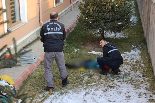 KARABÜK’TE 83 YAŞINDAKİ YAŞLI KADIN 4 KATTAKİ EVİNİN CAMINDAN ATLAYARAK İNTİHAR ETTİ. (YASİN ERDEM/KARABÜK-İHA)