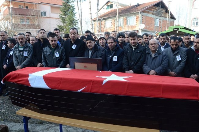 ZONGULDAK’TA TTK’YA AİT MADEN OCAĞINDA ÜZERİNE KAYA PARÇASI DÜŞEN MADEN İŞÇİSİ, GÖKÇEBEY İLÇESİNDE SON YOLCULUĞUNA UĞURLANDI. (ONUR ALTINDAĞ/ZONGULDAK-İHA)