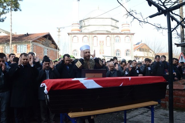 ZONGULDAK’TA TTK’YA AİT MADEN OCAĞINDA ÜZERİNE KAYA PARÇASI DÜŞEN MADEN İŞÇİSİ, GÖKÇEBEY İLÇESİNDE SON YOLCULUĞUNA UĞURLANDI. (ONUR ALTINDAĞ/ZONGULDAK-İHA)
