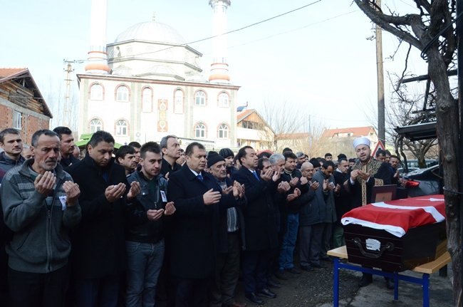 MADENCİNİN CENAZESİ GÖKÇEBEY İLÇESİNE BAĞLI ÇUKUR KÖYÜNDE KILINAN CENAZE NAMAZININ ARDINDAN AİLE MEZARLIĞINA DEFNEDİLDİ (ONUR ALTINDAĞ/ZONGULDAK-İHA)