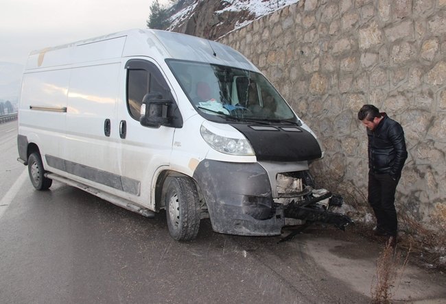 KARABÜK’TE GİZLİ BUZLANMADAN DOLAYI 10 ARAÇ YOLDAN ÇIKARAK KAZA YAPTI. KAZADA ÖLEN YA DA YARALANAN OLMAZKEN, ARAÇLARDA MADDİ HASAR MEYDANA GELDİ. (YASİN ERDEM/KARABÜK-İHA)