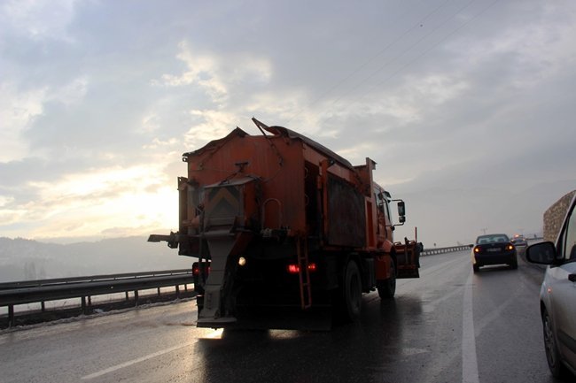 KARABÜK’TE GİZLİ BUZLANMADAN DOLAYI 10 ARAÇ YOLDAN ÇIKARAK KAZA YAPTI. KAZADA ÖLEN YA DA YARALANAN OLMAZKEN, ARAÇLARDA MADDİ HASAR MEYDANA GELDİ. KARAYOLLARI EKİPLERİNİN TUZLAMA ÇALIŞMASI SONRASI YOL TRAFİĞE YENİDEN AÇILDI. (YASİN ERDEM/KARABÜK-İHA)