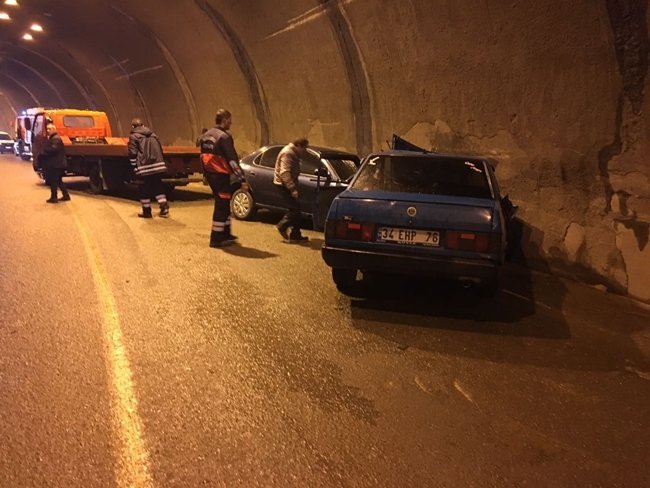 ZONGULDAK’IN KOZLU İLÇESİ ÇIKIŞINDA TÜNELDE İKİ OTOMOBİL ÇARPIŞTI. KAZADA HER İKİ ARAÇTA BULUNAN SÜRÜCÜ VE YOLCULAR HAFİF ŞEKİLDE YARALANDI. (SERTAÇ ÖZDEMİR/ZONGULDAK-İHA)