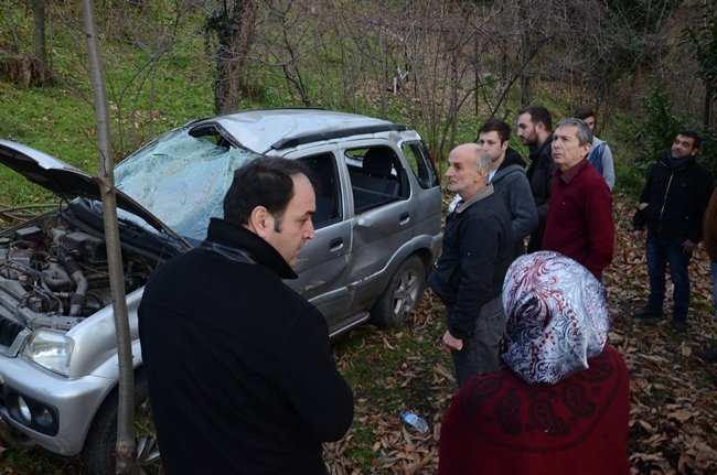 ZONGULDAK’TA İÇERİSİNDE 5 KİŞİNİN BULUNDUĞU ARAÇ 20 METREDEN BAHÇEYE UÇTU. KAZADA 4 KİŞİ YARALANDI. (ONUR ALTINDAĞ - SERTAÇ ÖZDEMİR/ZONGULDAK-İHA)
