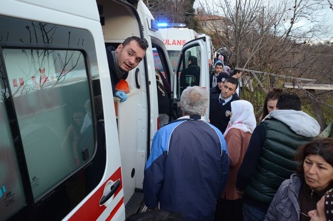ZONGULDAK’TA İÇERİSİNDE 5 KİŞİNİN BULUNDUĞU ARAÇ 20 METREDEN BAHÇEYE UÇTU. KAZADA 4 KİŞİ YARALANDI. (ONUR ALTINDAĞ - SERTAÇ ÖZDEMİR/ZONGULDAK-İHA)