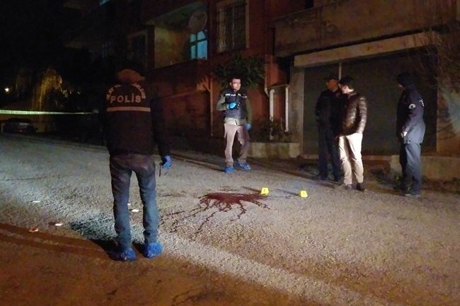 KDZ. EREĞLİ'DE BİR KİŞİ UĞRADIĞI SİLAHLI SALDIRI SONUCU DİZ ALTINDAN 1 VE DİZ ÜSTÜNDEN İKİ KURŞUN İLE YARALANDI. (VEDAT KILIÇ/ZONGULDAK-İHA)