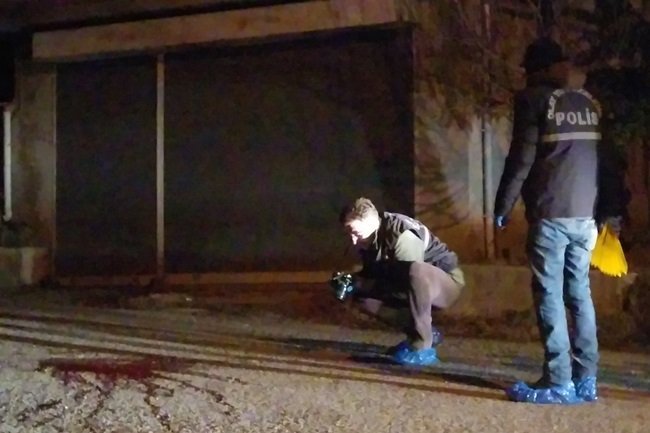 KDZ. EREĞLİ BİR KİŞİNİN YARALANDIĞI SİLAHLI SALDIRI SONRASI POLİS OLAY YERİNDE DETAYLI İNCELEME YAPTI. (VEDAT KILIÇ/ZONGULDAK-İHA)