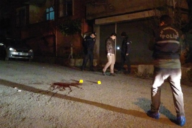 ZONGULDAK’IN EREĞLİ İLÇESİNDE BİR KİŞİ EŞİ İLE BİRLİKTE EVİNE GİTTİĞİ SIRADA OTOMOBİLDEN KİMLİĞİ BELİRSİZ KİŞİLERCE AÇILAN ATEŞ SONUCU YARALANDI. (VEDAT KILIÇ/ZONGULDAK-İHA)