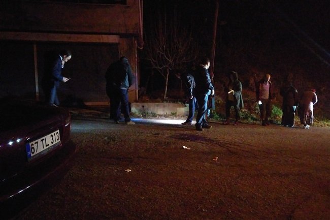 ZONGULDAK’IN EREĞLİ İLÇESİNDE BİR KİŞİ EŞİ İLE BİRLİKTE EVİNE GİTTİĞİ SIRADA OTOMOBİLDEN KİMLİĞİ BELİRSİZ KİŞİLERCE AÇILAN ATEŞ SONUCU YARALANDI. (VEDAT KILIÇ/ZONGULDAK-İHA)