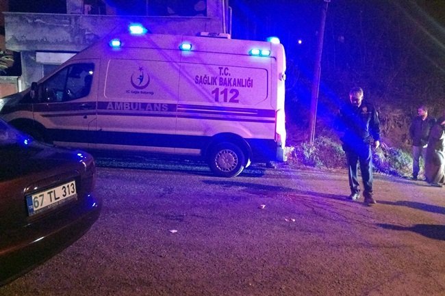 ZONGULDAK’IN EREĞLİ İLÇESİNDE BİR KİŞİ EŞİ İLE BİRLİKTE EVİNE GİTTİĞİ SIRADA OTOMOBİLDEN KİMLİĞİ BELİRSİZ KİŞİLERCE AÇILAN ATEŞ SONUCU YARALANDI. (VEDAT KILIÇ/ZONGULDAK-İHA)