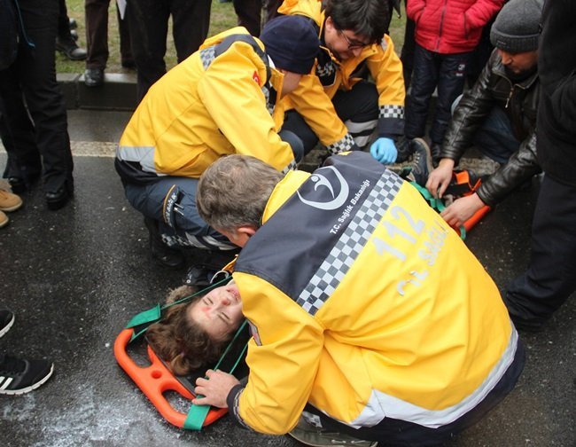 ZONGULDAK’IN EREĞLİ İLÇESİNDE OTOMOBİL YOLUN KARŞISINA GEÇMEYE ORTAOKUL ÖĞRENCİSİNE ÇARPTI. ACI İÇERİSİNDE YERDE KALAN ÖĞRENCİ 112 SAĞLIK GÖREVLİLERİ TARAFINDAN HASTANEYE KALDIRILDI. (VEDAT KILIÇ/ZONGULDAK-İHA)