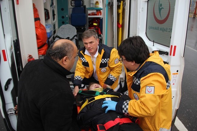 ZONGULDAK’IN EREĞLİ İLÇESİNDE OTOMOBİL YOLUN KARŞISINA GEÇMEYE ORTAOKUL ÖĞRENCİSİNE ÇARPTI. ACI İÇERİSİNDE YERDE KALAN ÖĞRENCİ 112 SAĞLIK GÖREVLİLERİ TARAFINDAN HASTANEYE KALDIRILDI. (VEDAT KILIÇ/ZONGULDAK-İHA)