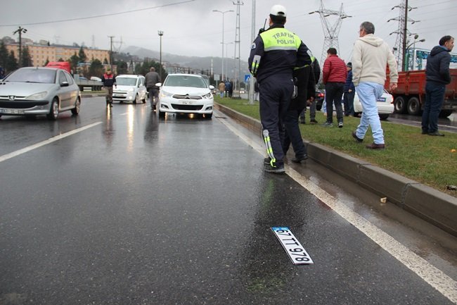 ZONGULDAK’IN EREĞLİ İLÇESİNDE OTOMOBİL YOLUN KARŞISINA GEÇMEYE ORTAOKUL ÖĞRENCİSİNE ÇARPTI. ACI İÇERİSİNDE YERDE KALAN ÖĞRENCİ 112 SAĞLIK GÖREVLİLERİ TARAFINDAN HASTANEYE KALDIRILDI. (VEDAT KILIÇ/ZONGULDAK-İHA)
