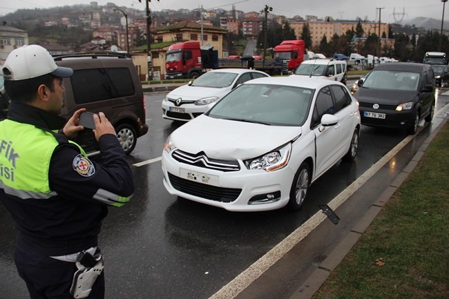 ZONGULDAK’IN EREĞLİ İLÇESİNDE OTOMOBİL YOLUN KARŞISINA GEÇMEYE ORTAOKUL ÖĞRENCİSİNE ÇARPTI. ACI İÇERİSİNDE YERDE KALAN ÖĞRENCİ 112 SAĞLIK GÖREVLİLERİ TARAFINDAN HASTANEYE KALDIRILDI. (VEDAT KILIÇ/ZONGULDAK-İHA)