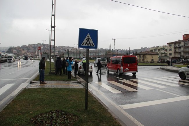 KIŞLA MAHALLESİ MUHTARI MUHAMMET DEMİR AYNI YERDE DAHA ÖNCE ÖLÜMLÜ KAZALARDA YAŞANDIĞINI, MAHALLE OLARAK ÇOK SIKINTI ÇEKTİKLERİNİ BELİRTEREK, KAZALARIN ÖNÜNE GEÇİLMESİ İÇİN BÖLGEYE ÜST GEÇİT YAPILMASINI İSTEDİ. (VEDAT KILIÇ/ZONGULDAK-İHA)