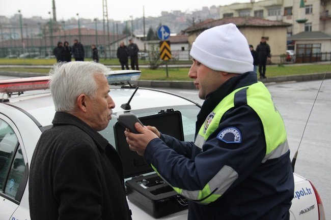 YAPILAN MUAYENESİNDE ALKOLSÜZ OLDUĞU BELİRLENEN SÜRÜCÜ RECEP DUR POLİS TARAFINDAN İFADESİ ALINMAK ÜZERE GÜLÜÇ POLİS KARAKOLU’NA GÖTÜRÜLDÜ. (VEDAT KILIÇ/ZONGULDAK-İHA)