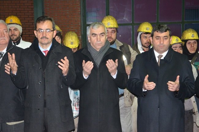 ZONGULDAK’TA 4 YIL ÖNCE MEYDANA GELEN MADEN FACİASINDA HAYATINI KAYBEDEN 8 MADEN İŞÇİSİ İÇİN ANMA TÖRENİ DÜZENLENDİ. MADENE GİREN VE MADENDEN ÇIKAN İŞÇİLER, FACİADA ÖLEN MESLEKTAŞLARI İÇİN DUA ETTİ. (SERTAÇ ÖZDEMİR/ZONGULDAK-İHA)