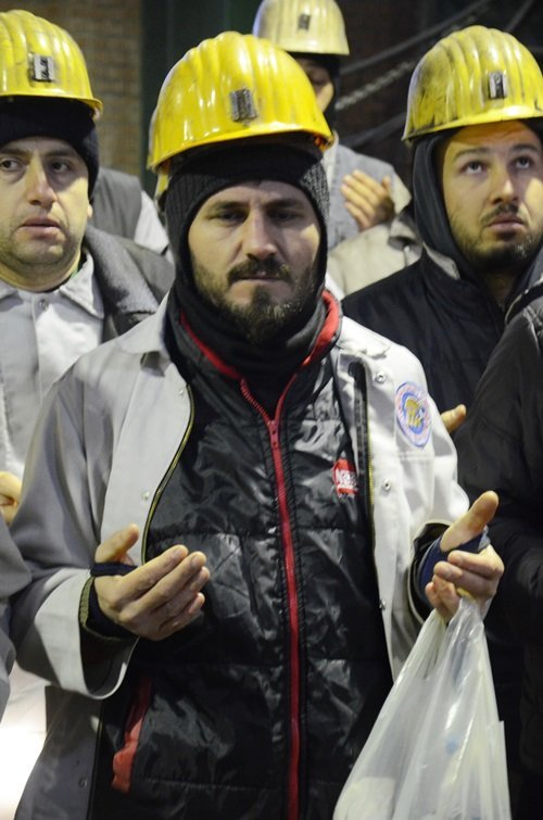 ZONGULDAK’TA 4 YIL ÖNCE MEYDANA GELEN MADEN FACİASINDA HAYATINI KAYBEDEN 8 MADEN İŞÇİSİ İÇİN ANMA TÖRENİ DÜZENLENDİ. MADENE GİREN VE MADENDEN ÇIKAN İŞÇİLER, FACİADA ÖLEN MESLEKTAŞLARI İÇİN DUA ETTİ. (SERTAÇ ÖZDEMİR/ZONGULDAK-İHA)