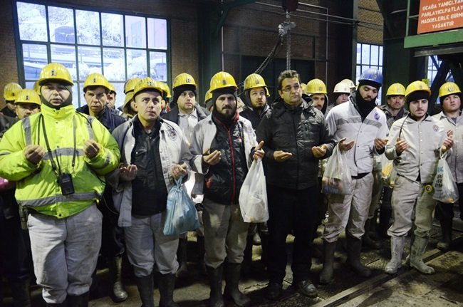 ZONGULDAK’TA 4 YIL ÖNCE MEYDANA GELEN MADEN FACİASINDA HAYATINI KAYBEDEN 8 MADEN İŞÇİSİ İÇİN ANMA TÖRENİ DÜZENLENDİ. MADENE GİREN VE MADENDEN ÇIKAN İŞÇİLER, FACİADA ÖLEN MESLEKTAŞLARI İÇİN DUA ETTİ. (SERTAÇ ÖZDEMİR/ZONGULDAK-İHA)