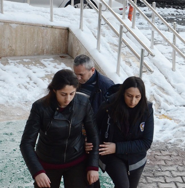 ZONGULDAK'TA SOSYAL MEDYA ÜZERİNDEN "PKK/KCK TERÖR ÖRGÜTÜ PROPAGANDASI" YAPTIĞI İDDİASIYLA GÖZALTINA ALINAN ÜNİVERSİTE ÖĞRENCİSİ ADLİYEYE SEVK EDİLDİ. (SERTAÇ ÖZDEMİR/ZONGULDAK-İHA)