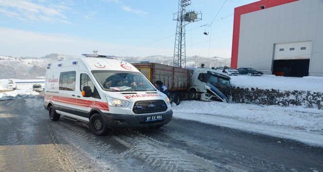 Kontrolden çıkan tır, duvara çarptı