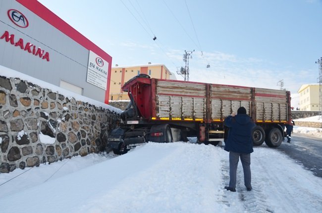 ZONGULDAK'IN EREĞLİ İLÇESİNDE, ORGANİZE SANAYİ BÖLGESİNİN YOLUNDA MEYDANA GELEN GİZLİ BUZLANMA NEDENİYLE KONTROLDEN ÇIKAN TIR, TERS DÖNEREK DUVARA ÇARPTI. (ERTUĞRUL YÜKSEL/ZONGULDAK-İHA)