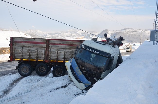 ZONGULDAK'IN EREĞLİ İLÇESİNDE, ORGANİZE SANAYİ BÖLGESİNİN YOLUNDA MEYDANA GELEN GİZLİ BUZLANMA NEDENİYLE KONTROLDEN ÇIKAN TIR, TERS DÖNEREK DUVARA ÇARPTI. (ERTUĞRUL YÜKSEL/ZONGULDAK-İHA)
