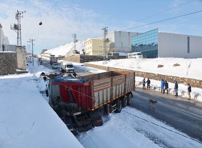 ZONGULDAK'IN EREĞLİ İLÇESİNDE, ORGANİZE SANAYİ BÖLGESİNİN YOLUNDA MEYDANA GELEN GİZLİ BUZLANMA NEDENİYLE KONTROLDEN ÇIKAN TIR, TERS DÖNEREK DUVARA ÇARPTI. (ERTUĞRUL YÜKSEL/ZONGULDAK-İHA)