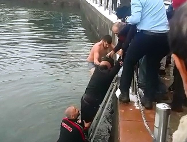 ZONGULDAK’IN EREĞLİ İLÇESİNDE PSİKOLOJİK SORUNLARI BULUNAN BİR KİŞİ DENİZE ATLAYARAK İNTİHARA KALKIŞTI. (VEDAT KILIÇ/ZONGULDAK-İHA)
