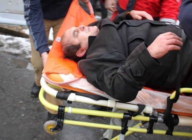 112 SAĞLIK EKİPLERİ TARAFINDAN İLK MÜDAHALESİ YAPILAN İBRAHİM Ö., AMBULANSLA HASTANEYE KALDIRILDI. (VEDAT KILIÇ/ZONGULDAK-İHA)