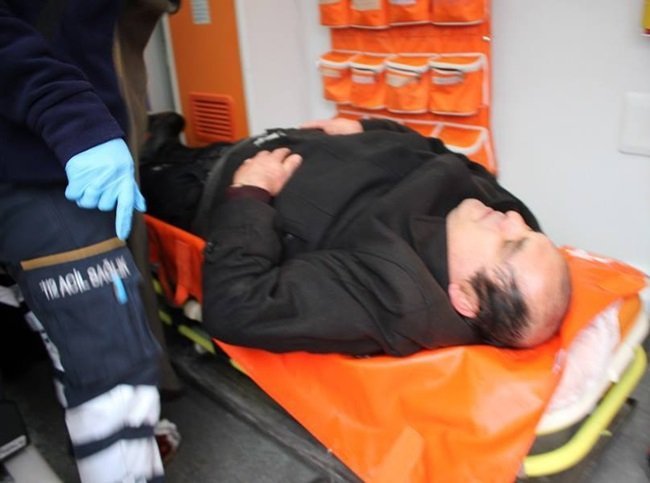 112 SAĞLIK EKİPLERİ TARAFINDAN İLK MÜDAHALESİ YAPILAN İBRAHİM Ö., AMBULANSLA HASTANEYE KALDIRILDI. (VEDAT KILIÇ/ZONGULDAK-İHA)