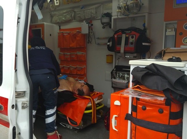112 SAĞLIK EKİPLERİ TARAFINDAN İLK MÜDAHALESİ YAPILAN İBRAHİM Ö., AMBULANSLA HASTANEYE KALDIRILDI. (VEDAT KILIÇ/ZONGULDAK-İHA)
