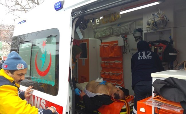 112 SAĞLIK EKİPLERİ TARAFINDAN İLK MÜDAHALESİ YAPILAN İBRAHİM Ö., AMBULANSLA HASTANEYE KALDIRILDI. (VEDAT KILIÇ/ZONGULDAK-İHA)