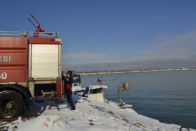 ALAPLI BELEDİYESİ BAĞLI İTFAİYE EKİPLERİ, KARLA MÜCADELE ÇALIŞMALARINDA YILLARDIR MOTOPOMP İLE DENİZDEN İTFAİYE ARACINA DOLDURDUKLARI TUZLU SUYLA CADDE VE SOKAKLARA DENİZ SUYU DÖKEREK YOLLARI AÇIYOR. (ERTUĞRUL YÜKSEL/ZONGULDAK-İHA)