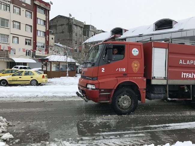 ALAPLI BELEDİYESİ BAĞLI İTFAİYE EKİPLERİ, KARLA MÜCADELE ÇALIŞMALARINDA YILLARDIR MOTOPOMP İLE DENİZDEN İTFAİYE ARACINA DOLDURDUKLARI TUZLU SUYLA CADDE VE SOKAKLARA DENİZ SUYU DÖKEREK YOLLARI AÇIYOR. (ERTUĞRUL YÜKSEL/ZONGULDAK-İHA)