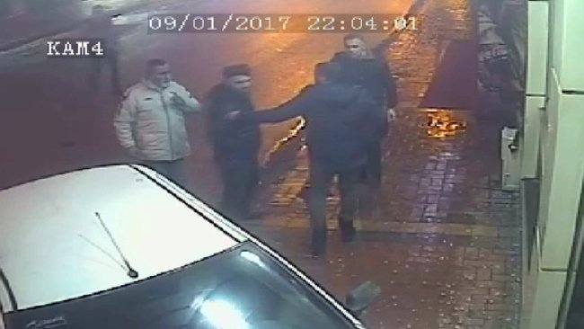 ZONGULDAK'TA DÜN GECE SAATLERİNDE YAŞANAN BUZLANMA NEDENİYLE KONTROLDEN ÇIKAN BİR OTOMOBİL, RESTORANIN CAMINA ÇARPARAK DURABİLDİ. GÜVENLİK KAMERALARINA YANSIYAN KAZADA ÖLEN YA DA YARALANAN OLMADI. (ONUR ALTINDAĞ - SERTAÇ ÖZDEMİR/ZONGULDAK-İHA)