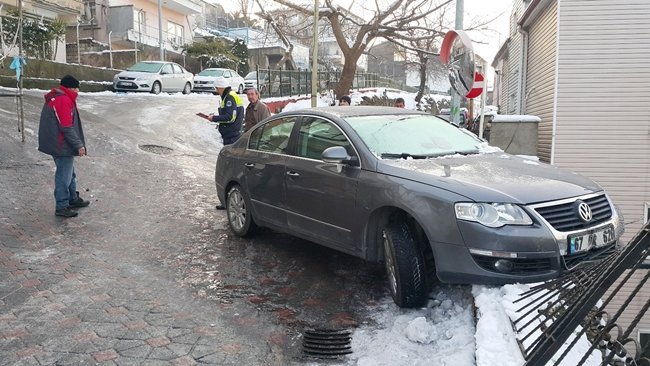 ZONGULDAK’IN EREĞLİ İLÇESİNDE AŞIRI BUZLANMA KAZALARI DA BERABERİNDE GETİRDİ. KDZ. HATİCE ERDEM MESLEKİ VE TEKNİK ANADOLU LİSESİ YANINDAKİ YOLDA KAYMAYA BAŞLAYAN OTOMOBİL BARİYERLERE ÇARPARAK DURABİLDİ. (VEDAT KILIÇ/ZONGULDAK-İHA)